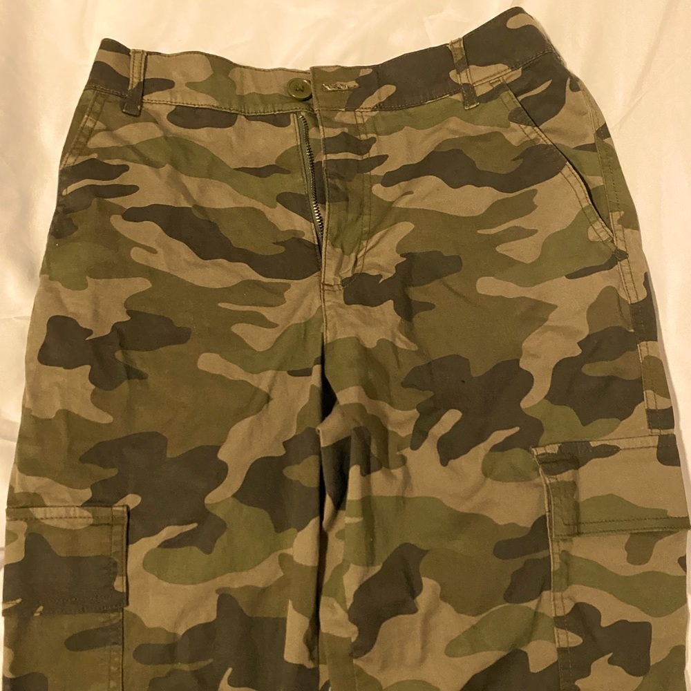 Baddie camouflage cargo pants with pockets.